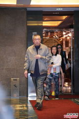 组图：刘銮雄抱子享天伦 狄波拉叹谢霆锋无暇陪伴