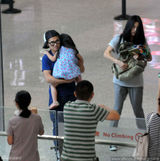 组图：曹格一家四口现身 姐姐累趴老爸肩头酣睡