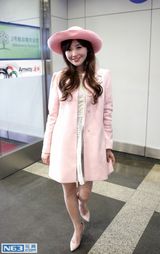 组图：金莎远赴戛纳  糖果色装扮现身机场