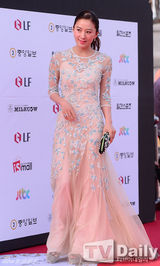 组图：金喜爱镂空白纱裙 演绎真正上流社会女王