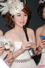 组图：女子组合FFx穿性感婚纱享受甜蜜