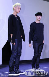 组图：EXO黑白酷装亮相 灿烈搞怪表情多