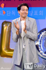 组图：赵寅成孔孝真深情对视 浪漫甜蜜