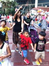 组图：网友韩国遇张柏芝携两子 疑为Lucas庆生
