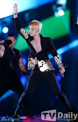 组图：JYJ热力开唱 金在中秀胸肌纹身隐现(朴有天/金俊秀)