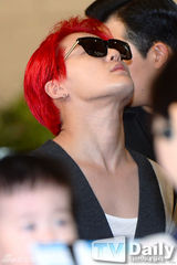 组图：韩团JYJ赴京开唱 黑超照面酷帅