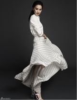 组图：黄圣依登时尚杂志封面 黑白风大气高贵