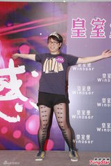 组图：杨千嬅签名会秀美腿 男粉丝黑丝短裤来战