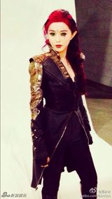 组图：范冰冰晒X战警花絮照 绿色瞳孔吸睛十足