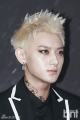 组图：EXO带妆出席专场巡演记者会 帅气逼人