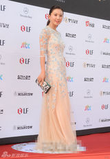 组图：金喜爱镂空白纱裙 演绎真正上流社会女王