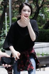 组图：T-ara智妍参与地方选举投票 露甜美微笑