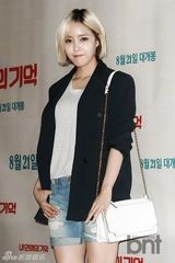 组图：众星试映拼时尚 朴敏英白衣显清纯