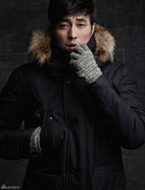 组图：苏志燮拍写真 穿羽绒服露紧致腹肌