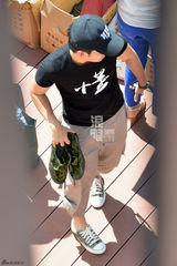 组图：少年影帝董子健开学 休闲装萌笑报到中戏