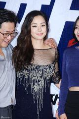 独家：崔丹尼尔宣传新片戴眼镜似哈利波特