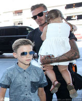 组图：小贝受伤仍单手抱女 小七害羞捂脸萌翻