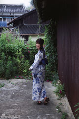 组图：真野惠里菜穿浴衣古典优雅 姿态清纯可爱