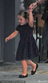 组图：布鲁克林带妹妹买饼干 小七穿蓬蓬裙可爱