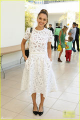 组图：阿尔芭梳马尾辫清爽迷人 爱女小脸肉嘟嘟