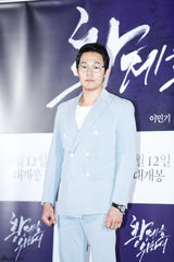 独家：《为了皇帝》首映 李民基朴成雄帅气亮相