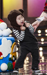 组图：韩国正太吃海苔啃棒棒糖 耍宝萌化谢娜