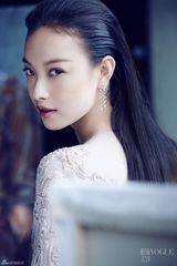 组图：倪妮大片红唇精致 变身华丽白天鹅