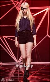 组图：f(x)首秀新歌 海盗造型冷艳性感