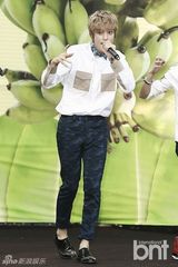 组图：韩星为粉丝烤香蕉 黑乎乎似茄子