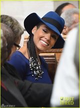 组图：辣妈艾丽西亚大肚献唱 为公益全裸捧乳