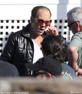 组图：德普成秃顶金链汉子 热吻未婚妻拉手缠绵