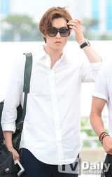 组图：CNBLUE等现身机场 赴巴西应援世界杯