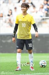 组图：《艺体能》友谊赛 李起光受伤被抬下场