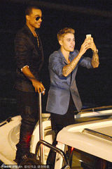 组图：比伯被揍后深夜精神亢奋 与女伴玩自拍