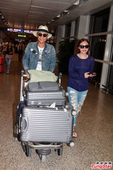 组图：众星峇里岛婚宴归来 曾志伟证实宾客自费