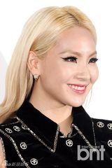 组图：崔始源郑雨盛李彩琳等众星亮相品牌展