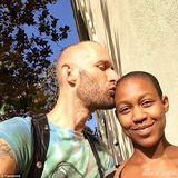 组图：黑人女星街头吻老公 被警察当妓女铐押