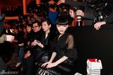 组图：吴莫愁受邀观看秀场 黑衣红唇成焦点