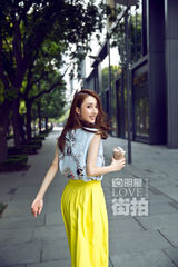 明星爱街拍：张俪微笑诠释Fashion Lady