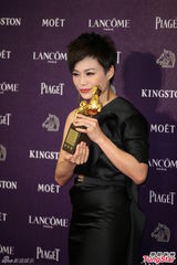 组图：杨雁雁获最佳女配亲吻金马奖杯