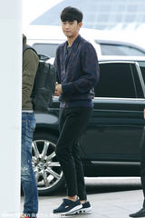 组图：金秀贤现身机场 见镜头热情挥手招呼