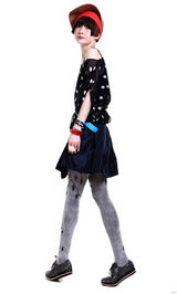 组图：夕又米街拍秀波点蝙蝠袖雪纺衫