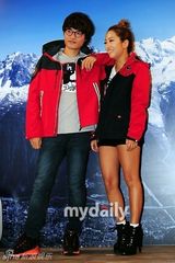 组图：韩星崔允英李基宇等出席户外品牌开业式