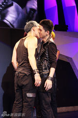 组图：HIT-5北京演出落幕 现场换装团员湿吻