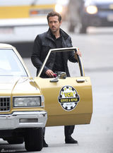 组图：《冥界警局》片场 “毒妈”扮嫩雷诺兹耍帅