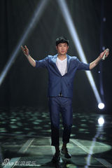 组图：小沈阳加盟歌狂引热议 遭巫启贤质问下跪