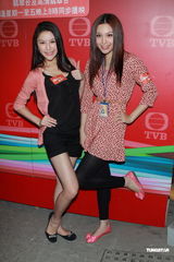 组图：《谁家灶头》杀青 田蕊妮避探班老公吻戏