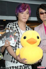 组图：阿沁升格当作家 F.I.R年底出新专辑