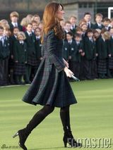 组图：英国王妃亮相母校打曲棍球英气十足