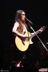 组图：蔡健雅开唱玩角色扮演 张悬台上频催酒